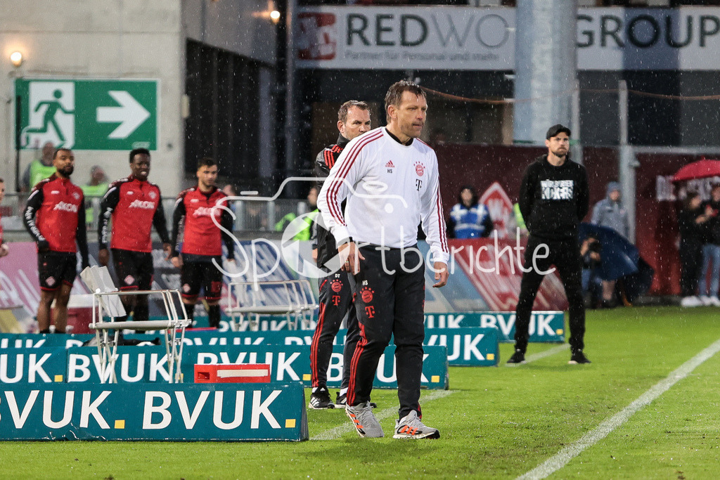 FC Würzburger Kickers - FC Bayern Amateure | Bayern Trainer Holger SEITZ steht im Regen / Einzelfoto / Notausgang