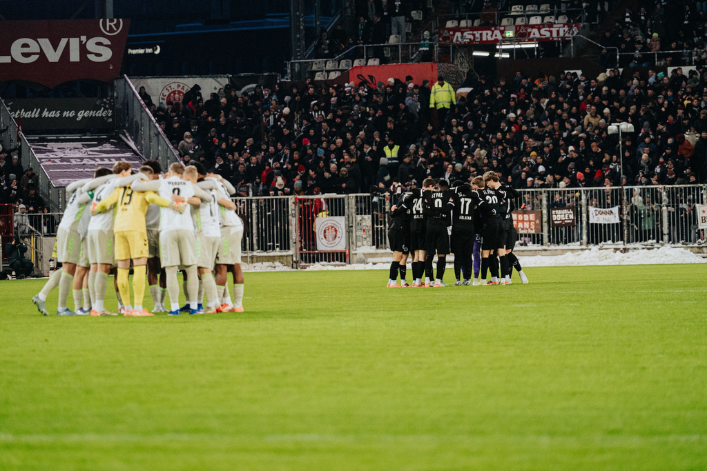 FCS05075 | Der offizielle Shop für FC St. Pauli Fotos. Wähle aus Spielszenen & Fanmomenten dein FCSP Wunschformat. Wir liefern Millerntor-Atmosphäre.