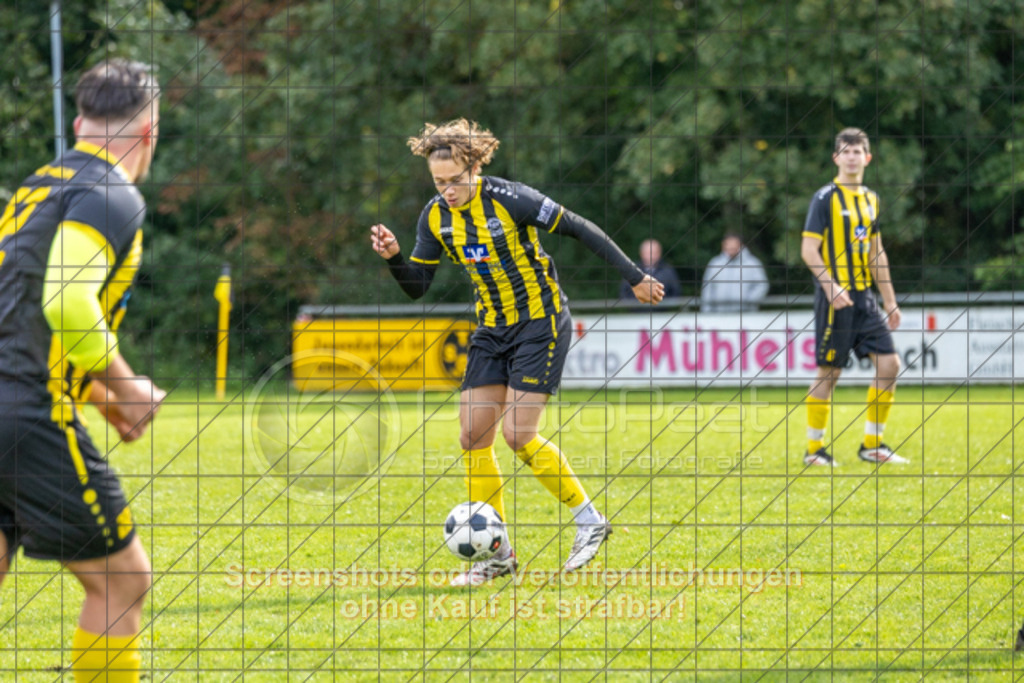 20251005_140700_0229 | #,TSV Ottenbach (gelb) vs. TV Birenbach (rot), Fussball, Kreisliga B8, Bezirk Neckar/Fils, 07. Spieltag, Saison 2025/2026, Rasenplatz, Rasensportplatz, Im Buchs, 73113 Ottenbach, 05.10.2025 - 13:00 Uhr,Foto: PhotoPeet-Sportfotografie/Peter Harich