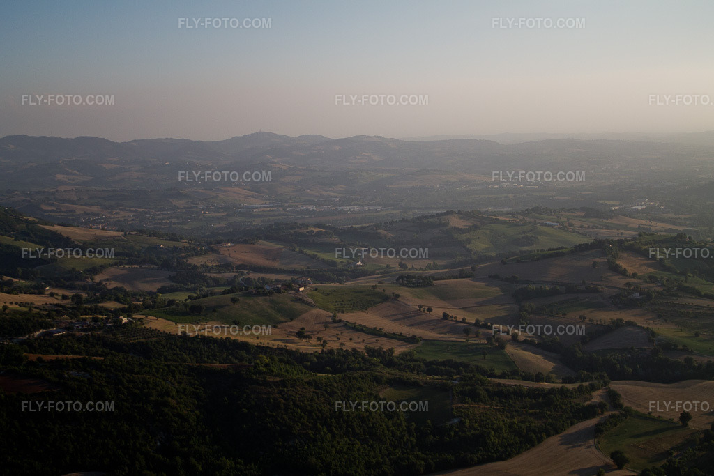 Aerial view: View of the town in San Martino dei Muri in the state The Marches, Italy. – Photo: IMG_43010.jpg taken on 07/15/2011 by Werner Riehm/FLY-FOTO.com – Resolution of the original: 4272 x 2848 px