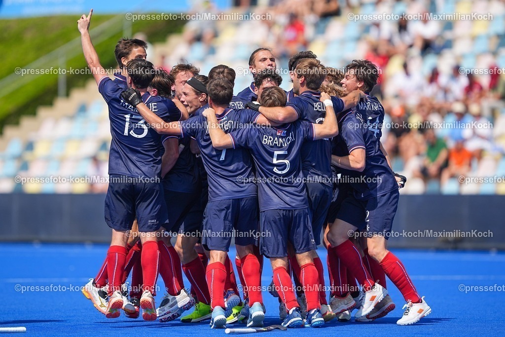 xydrx12082501039 | 12.08.2025, xydrx, Herren EuroHockey Championship 2025, Gruppenphase, Gruppe B, Frankreich - England, Sparkassenpark Mönchengladbach: die Französische Feldhockey Nationalmannschaft jubelt über den 3:2 Sieg
