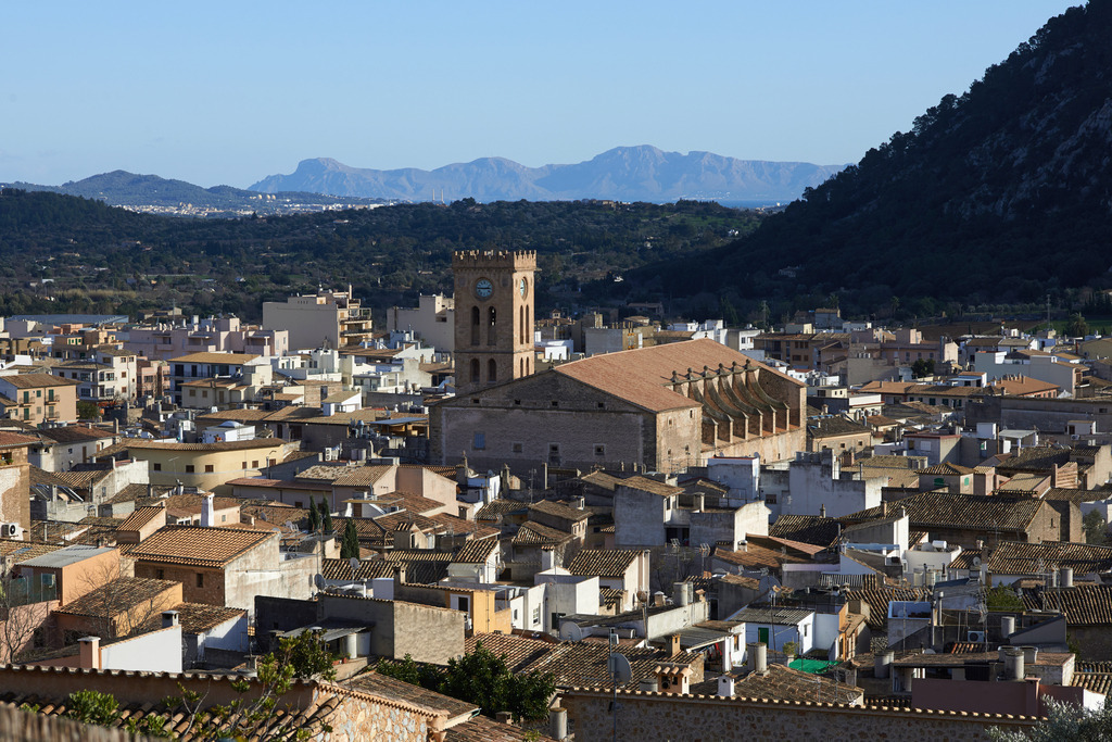 Blick vom Kalvarienberg auf die Stadt Pollenca von oben | Pollenca, Spanien - January 05, 2014: Blick auf die Stadt Pollenca von oben. - Realisiert mit Pictrs.com