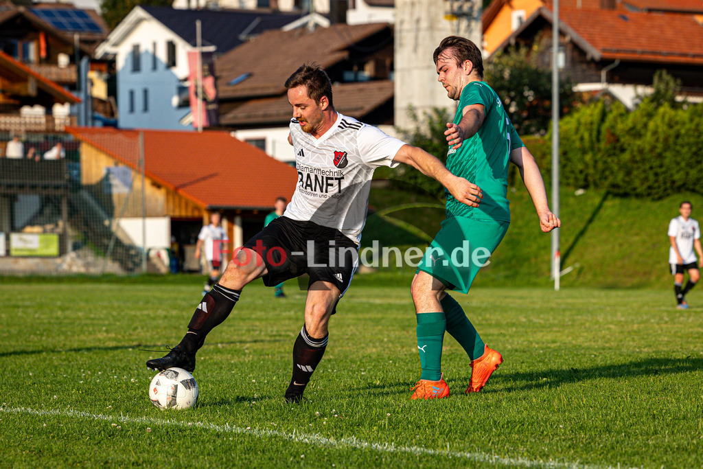 TSV Hohenpeißenberg vs. SV Haunshofen | Toto-Pokal Kr. Zugspitze West 2024 T16, TSV Hohenpeißenberg vs. SV Haunshofen, 20240724,Duell zwischen Lukas RAUSCHENBACH (TSVHP 25) und David HÄLTERLEIN (SVH 5),2024-07-24 in Hohenpeißenberg (Sportplatz Hohenpeißenberg)David HÄLTERLEIN (SVH 5), Lukas RAUSCHENBACH (TSVHP 25)Copyright: WolfgangxLindner www.foto-lindner.de