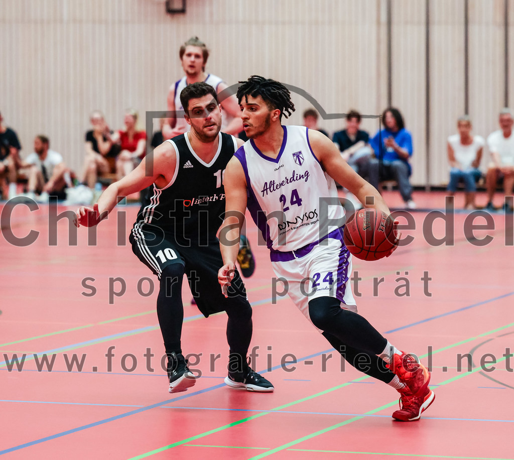 2022-05-15_099_SpVgg_Altenerding_gegen_TSV_Muenchen-Forstenried | Erding, Deutschland, 15.05.2022:
Basketball, Bezirksliga 2021 / 2022, Play-Offs, SpVgg Altenerding gegen TSV München-Forstenried, Endergebnis: 55:57

Tarek Lamar (TSV München-Forstenried, #10), Justin Ledbetter (SpVgg Altenerding, #24)

Foto: Christian Riedel / fotografie-riedel.net