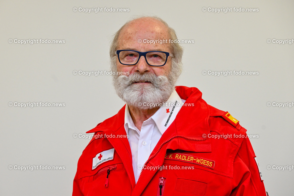 Pressekonferenz Oesterr. Rotes Kreuz_ 50 Jahre Notarztdienst in Ooe_ 31.01.2024-1 | 31.01.2024, Presseclub Linz, AUT, Pressekonferenz Oesterr. Rotes Kreuz, 50 Jahre Notarztdienst in Ooe, im Bild Kurt Radler-Woess (Notfallsanitaeter, Mitarbeiter der ersten Stunde)