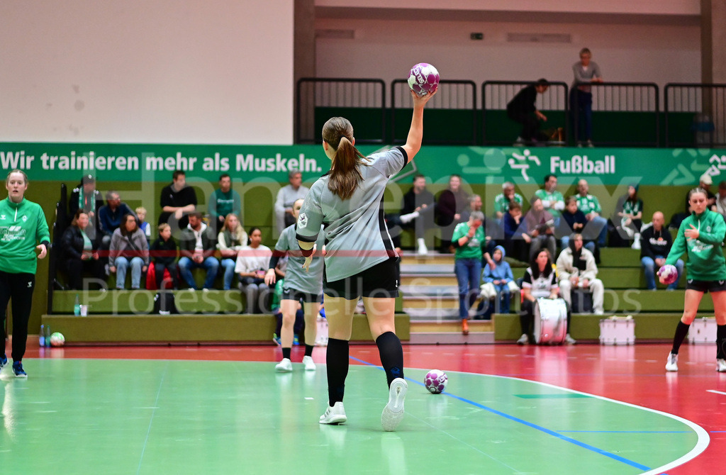 Handball, 2. Bundesliga Frauen, SV Werder Bremen - HSG Bad Wildungen Vipers | v.li.: Madita Probst (SV Werder Bremen, 10) beim Aufwärmen, Warmmachen