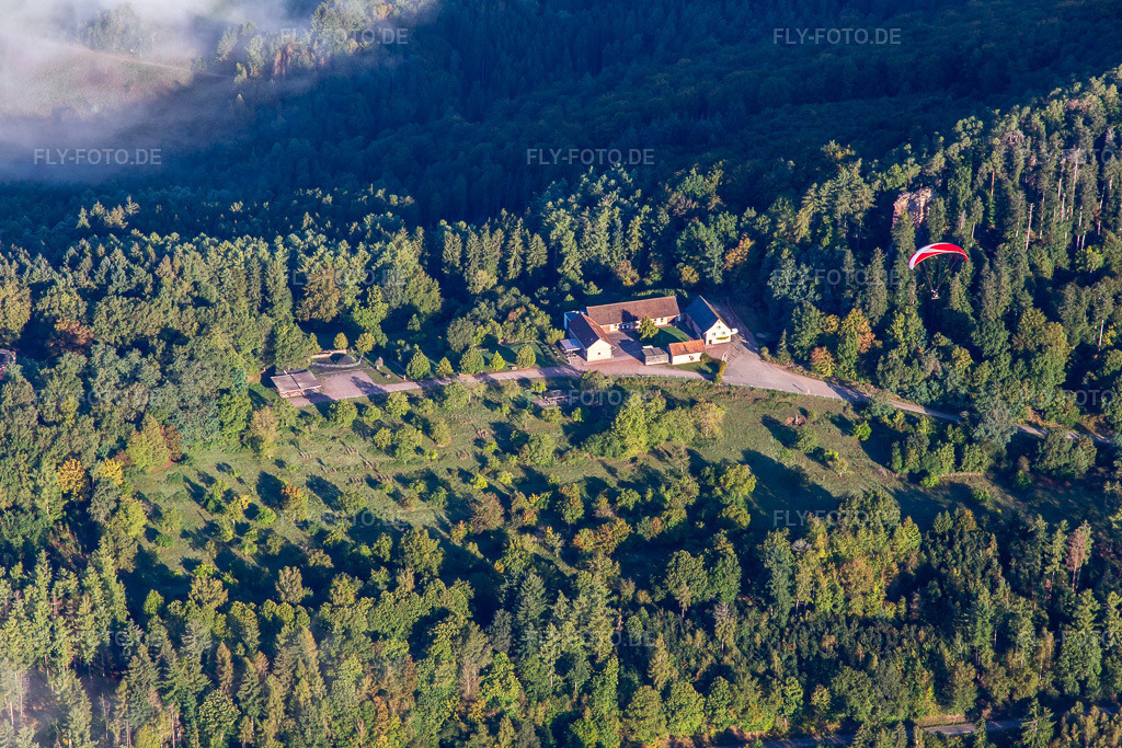 Luftbild: Café des 4 Châteaux in Lembach im Bundesland Bas-Rhin in Frankreich. – Foto: IMG_138889.jpg vom 24.09.2023 durch Werner Riehm/FLY-FOTO.de – Auflösung des Originals: 5472 x 3648 px – Le café restaurant du Château de Fleckenstein