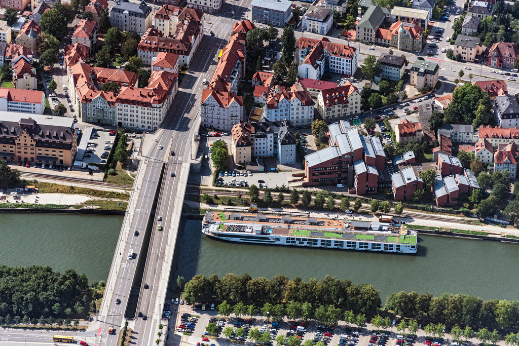 dr__0030857.jpg | REGENSBURG 01.08.2019 Donau- Uferbereiche mit Bootsanlegern und der Eisernen Brücke in der Altstadt von Regensburg im Bundesland Bayern. // View over the warf and the danube boat-museum in the historic center of Regensburg in the state of Bavaria. Foto: Daniel Reiter