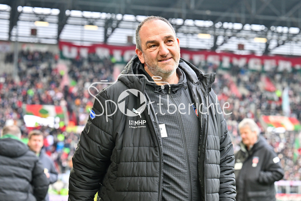 FC Augsburg - 1. FC Heidenheim | AUGSBURG, GERMANY - 15. FEBRUARY: im Bild Frank SCHMIDT Trainer 1. FC Heidenheim / Einzelfoto / Freisteller vor dem Bundesligamatch zwischen dem FC Augsburg und dem 1. FC Heidenheim am 22. Spieltag in der WWK-Arena / DFL REGULATIONS PROHIBIT ANY USE OF PHOTOGRAPHS AS IMAGE SEQUENCES AND/OR QUASI-VIDEO