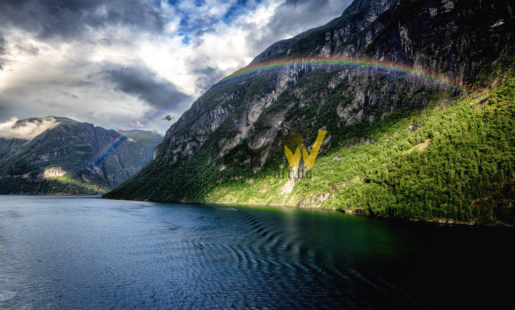 Fantastischer Regenbogen im Geirangerfjord--------Norwegen | Ein kleiner Regenbogen zeigt sich neben den Möwen im Geirangerfjord. - Realisiert mit Pictrs.com