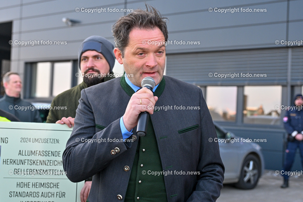 Bauernprotest_ Poendorf_ Lasco_ 08.03.2024-65 | 08.03.2024, Poendorf, AUT, Bauernprotest, im Bild Bauernprotest, Bauern, Landwirte, Traktoren, Fa. Lasco, Demo, Kundgebung

BM Norbert Totschnig(VP, Land- und Forstwirtschaft, Regionen und Wasserwirtschaft)