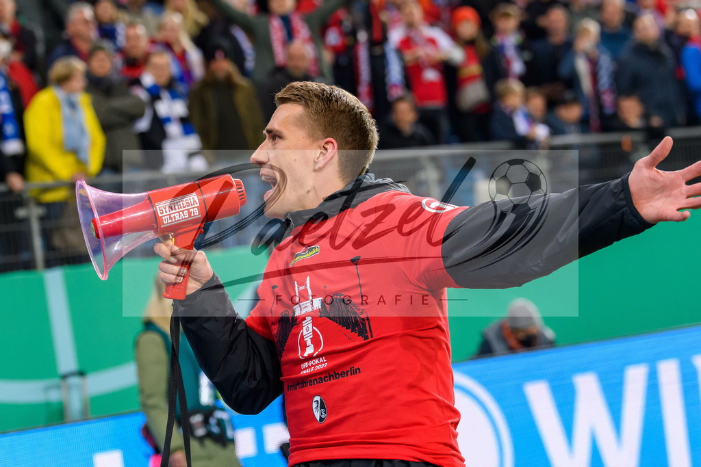 HSVSCF20220419_176 | Fussball, Herren: Nils Petersen (SC Freiburg) schaut beim DFB-Pokal-Halbfinalspiel zwischen Hamburger SV und SC Freiburg im Volksparkstadion am 19.04.2022 in Hamburg, Deutschland.DFB / DFL REGULATIONS PROHIBIT ANY USE OF PHOTOGRAPHS AS IMAGE SEQUENCES AND/OR QUASI-VIDEO. - Realisiert mit Pictrs.com