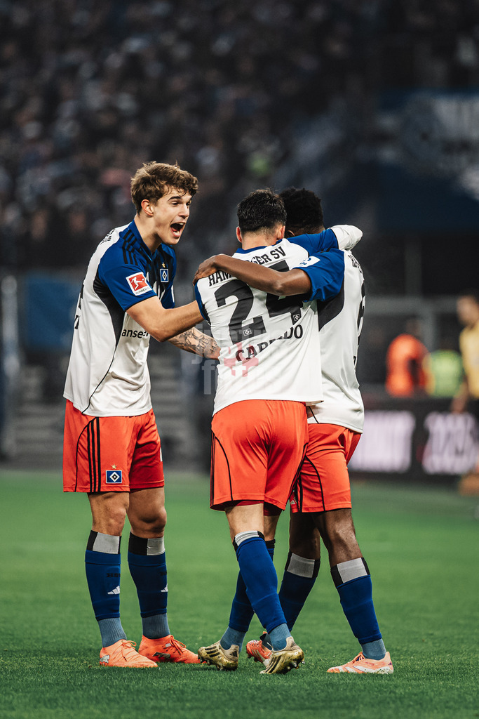 Fußball | Männer | Saison 2025/2026 | 1. Fußball-Bundesliga | 15. Spieltag | Hamburger SV vs. Eintracht Frankfurt | 20.12.2025 | v.l. Luka Vuskovic (#44, HSV), Nicolas Capaldo (#24, HSV) und Torschütze Albert Sambi Sambi Lokonga (#6, HSV) Jubel