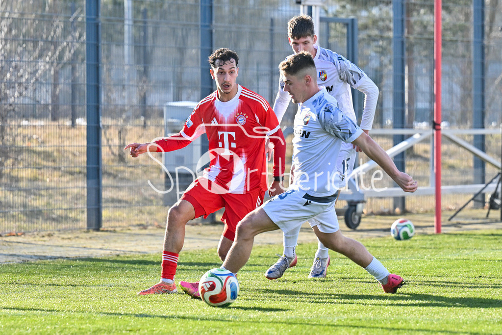 FC Bayern Amateure - FC Viktoria Pilsen U23 | MUNICH, GERMANY - 03. FEBRUARY: im Duell Mudaser SADAT (FC Bayern München II 8) mit einem Spieler von Viktoria Pilsen während dem Testspiel zwischen den Amateuren des FC Bayern und dem FC Viktoria Pilsen B am FC Bayern Campus