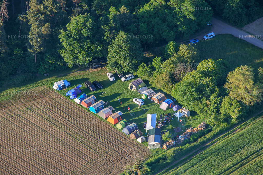 Luftbild: Pfingstzeltlager am Erlenbach in Kandel im Bundesland Rheinland-Pfalz in Deutschland.Foto: IMG_156792.jpg vom 22.05.2026 durch Werner Riehm/FLY-FOTO.deAuflösung des Originals: 6000 x 4000 px