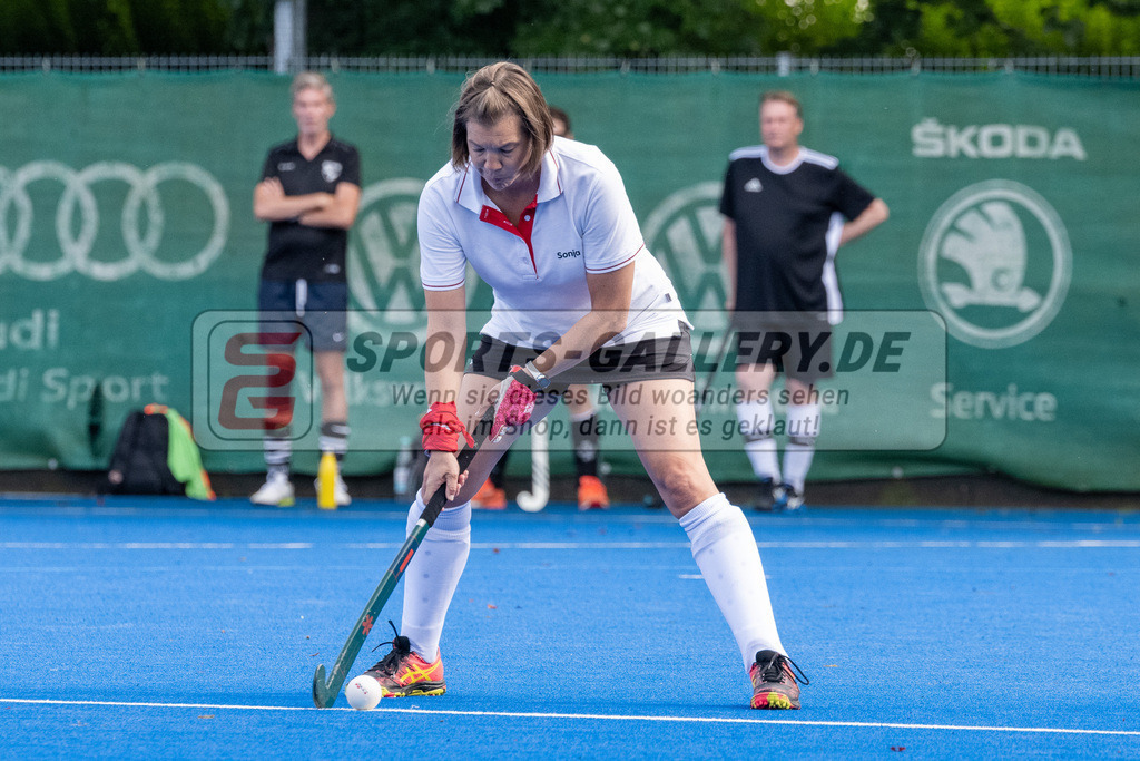 SFE_20240817_0132 | Krefeld, Deutschland, 17.08.2024:  European Cup for Recreational Hockey Players im KTHC Stadion Rot-Weiss Köln Tennis and Hockey Club am 17.08.2024 in Krefeld, Deutschland. (Foto von Stephan Fehrmann)Krefeld, Germany, 17.08.2024: European Cup for Recreational Hockey Players in KTHC Stadion Rot-Weiss Köln Tennis and Hockey Club at 17.08.2024 in Krefeld, Deutschland. (Foto from Stephan Fehrmann)