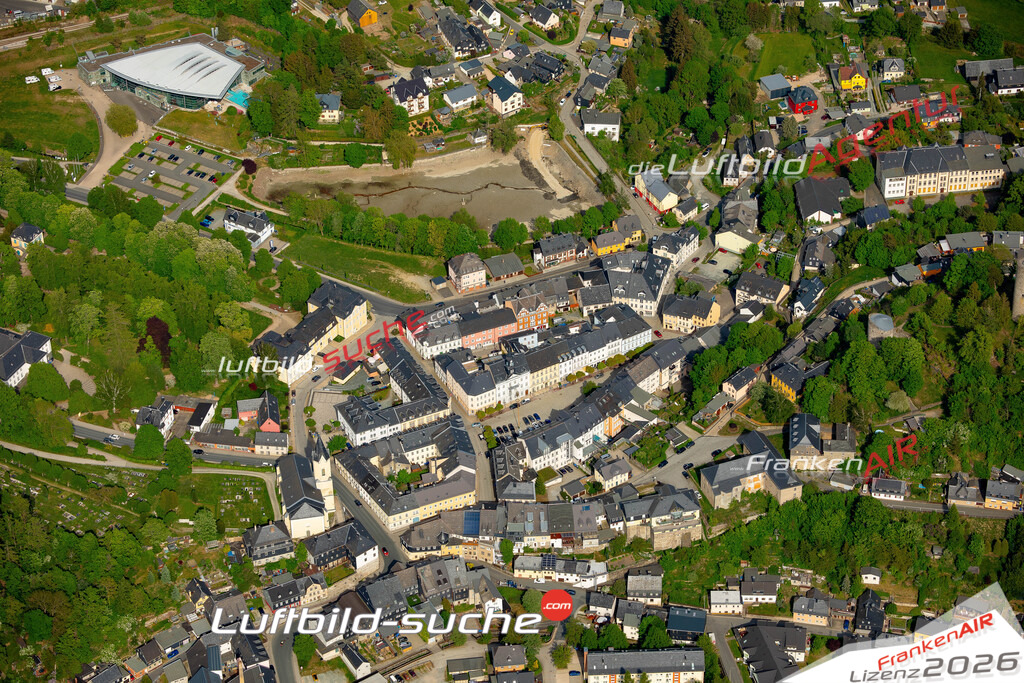 Das Luftbild der Stadt Bad Lobenstein wurde 2022 vom Flugzeug heraus erstellt (keine Drohnen-Aufnahmen) Aufnahmehöhe ca.450 Meter- hohe Bildauflösung und Druck-Qualität. Garantiert!