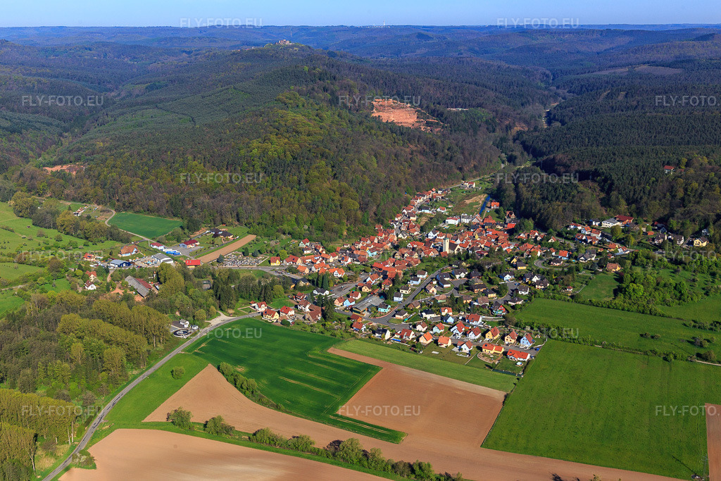 Vue aérienne: Vue de la ville depuis le sud-est à Rothbach dans le département Bas Rhin, France – .Photo: IMG_099461.jpg prise le 30/04/2017 par Werner Riehm/FLY-FOTO.eu – Résolution de l'original: 5472 x 3648 px