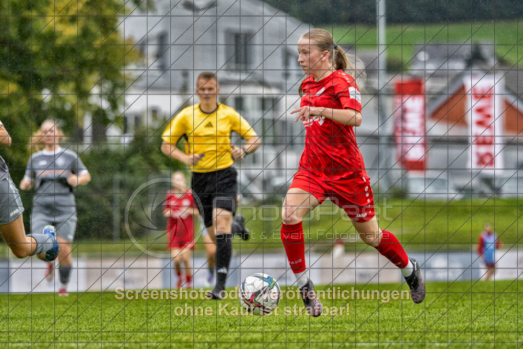 20251004_143343_0350-Bearbeitet | #,1.FC Donzdorf (rot) vs. FC Freiburg-St. Georgen (grau), Fussball, EnBW-Oberliga B -Juniorinnen, 04. Spieltag, Saison 2025/2026, Rasenplatz, Lautertal Stadion, Süßener Straße 16, 73072 Donzdorf, 04.10.2025 - 14:00 Uhr,Foto: PhotoPeet-Sportfotografie/Peter Harich