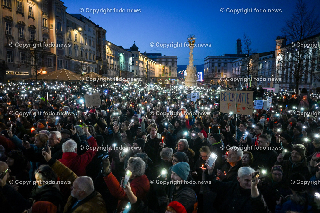 Demonstration gegen rechts in Linz Hauptplatz_ 25.02.2024-48 | 25.02.2024, Stadt Linz, AUT, Demonstration gegen rechts in Linz Hauptplatz, im Bild Kundgebungsteilnehmer, Menschen, Teilnehmer, Lichtermeer, Kerzen, Handytaschenlampen