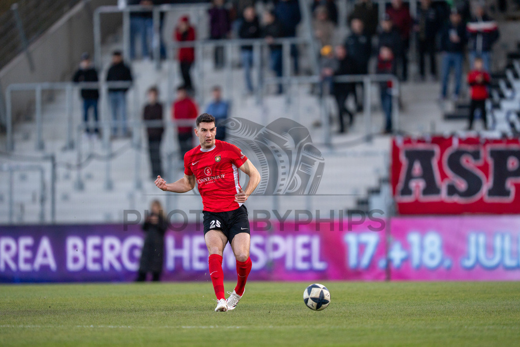 SG Sonnenhof Grossaspach vs. SSV Ulm 1846 Fussball, Fussball, WFV-Pokal, Viertelfinale, 01.04.2026 | Arbnor Nuraj (SG Sonnenhof Grossaspach, #25) am Ball,SG Sonnenhof Grossaspach vs. SSV Ulm 1846 Fussball, Fussball, WFV-Pokal, Viertelfinale, 01.04.2026