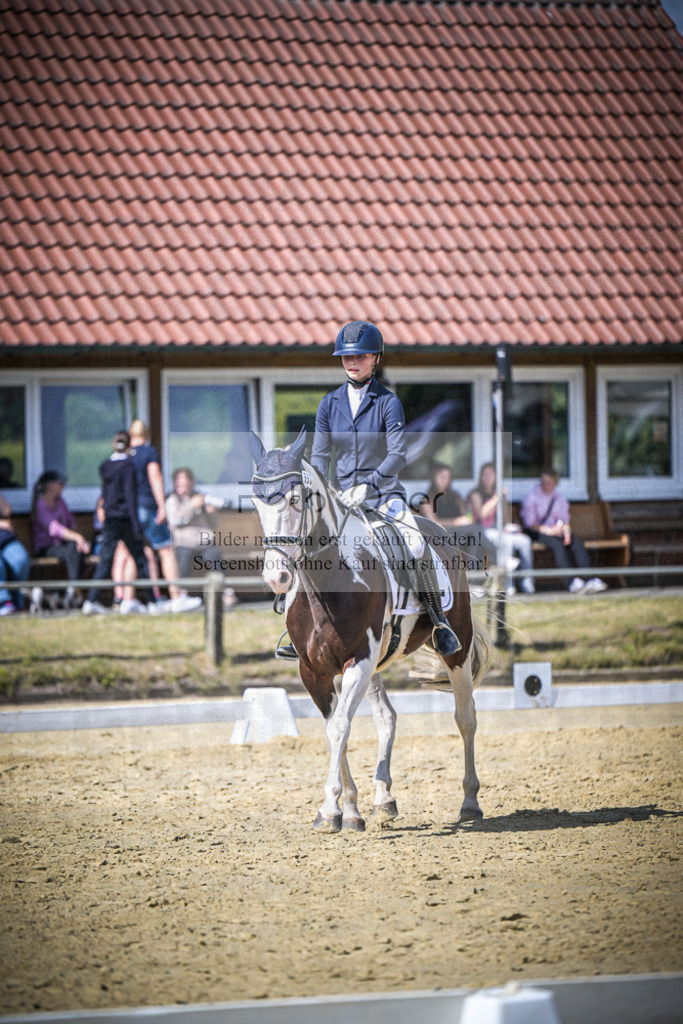 DOS_7149 | Entdecke hochwertige Reitturnierfotos von Foto Oger. Professionell, emotional und authentisch – jetzt Lieblingsmomente im Shop bestellen.Deutschlandweite Turnierfotografie. - Realisiert mit Pictrs.com