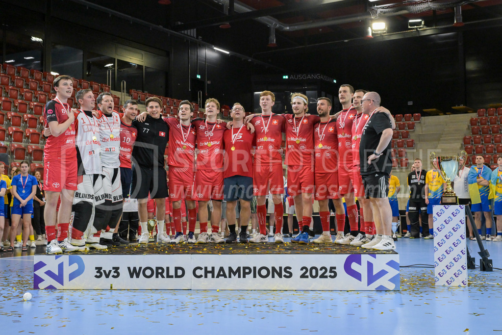 3v3 World Floorball Championships 2025 - Medal Ceremony | Switzerland during the national anthem, during 3v3 World Floorball Championships 2025, Switzerland: 03.05.2025, Winterthur, AXA ArenaEvent page: <a href="https://www.u19wfc2025.ch/">www.u19wfc2025.ch</a>Credit: Markus Aeschimann, <a href="https://markus-aeschimann.ch">markus-aeschimann.ch</a>Instagram: <a href="https://instagram.com/sportfotografie.aeschimann">@sportfotografie.aeschimann</a> - Realisiert mit Pictrs.com