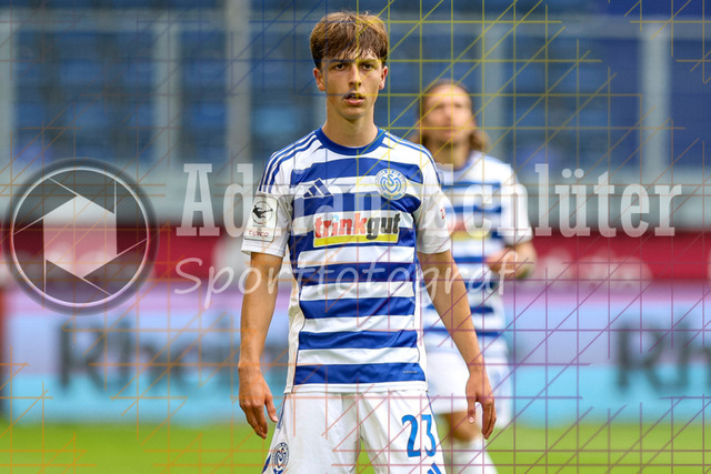 MSV Duisburg vs VfB Stuttgart II - 3. Liga | Duisburg, Deutschland, 02.08.25:   Jan-Simon Symalla (MSV Duisburg) schaut waehrend des Spiels der 3. Liga MSV Duisburg vs VfB Stuttgart II in der schauinsland-reisen-arena(Foto von Brauer-Fotoagentur / Adrian Schlueter)