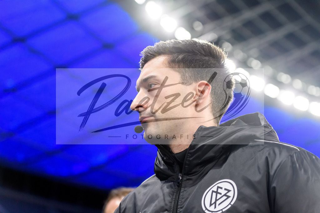 HERBOC20220204_317 | Fussball, Herren: Vierter Offizieller Florian Badstuebner schaut bei dem Spiel der 1. Bundesliga zwischen Hertha BSC und VfL Bochum im Olypiastadion am 04.02.2022 in Berlin, Deutschland.DFB / DFL REGULATIONS PROHIBIT ANY USE OF PHOTOGRAPHS AS IMAGE SEQUENCES AND/OR QUASI-VIDEO. - Realisiert mit Pictrs.com