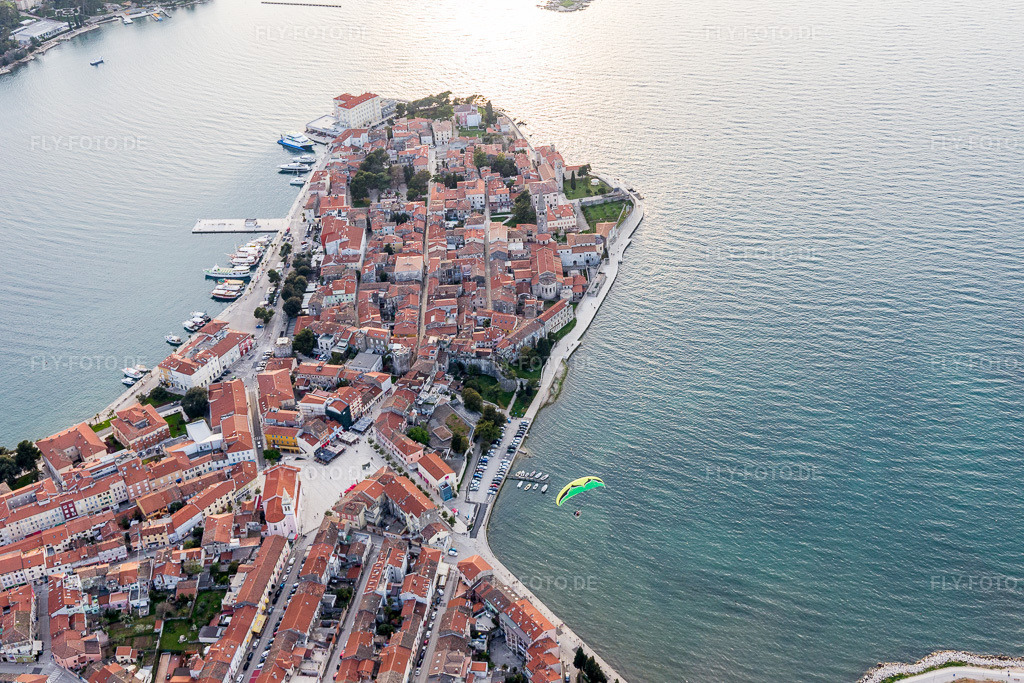 Luftbild: Ortsansicht in Poreč im Bundesland Gespanschaft Istrien in Kroatien. Foto: IMG_106404.jpg vom 14.04.2018 durch Werner Riehm/FLY-FOTO.de – Auflösung des Originals: 5472 x 3648 px