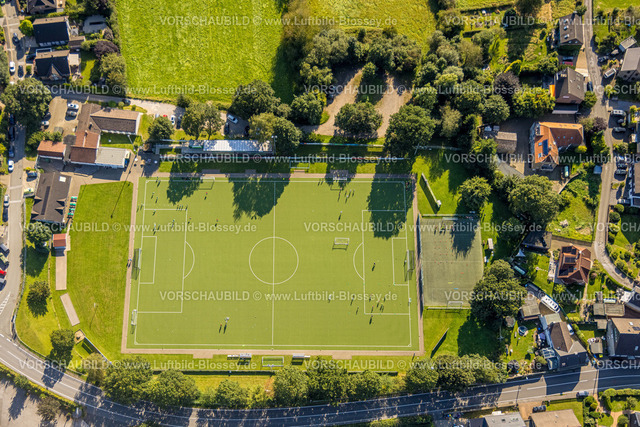 Sprockhoevel240811147 | Luftbild, Fußballstadion Haßlinghauser Straße des Sport-Club Obersprockhövel e.V., Spieler im Training, Obersprockhövel, Sprockhövel, Ruhrgebiet, Nordrhein-Westfalen, Deutschland