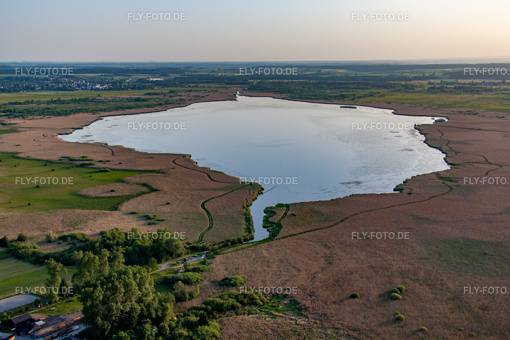 Federsee mit Pfahlbauten | Luftbild: Federsee mit Pfahlbauten in Bad Buchau im Bundesland Baden-Württemberg in Deutschland. Foto: IMG_67467.jpg vom 08.06.2014 durch Werner Riehm/FLY-FOTO.de - Realisiert mit Pictrs.com