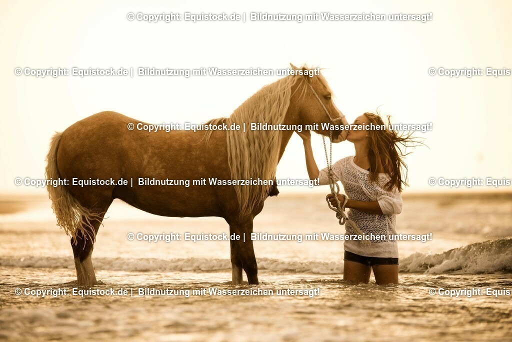 TS_20160928_Pferd_am_Strand_mit_Mensch_0005 | Foto: Thomas Hartig