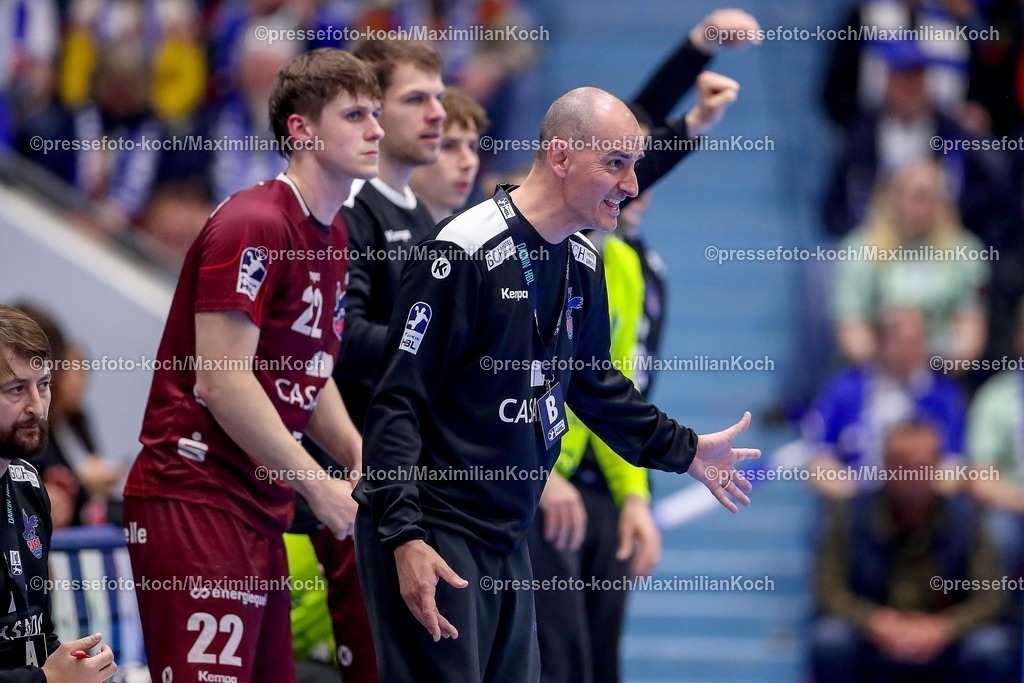 Gum25042501029 | 25.04.2025, Handball, HBL, VfL Gummersbach - 1. VfL Potsdam, Schwalbe-Arena: Cheftrainer Emir Kurtagic (VfL Potsdam) gestikulierend an der Seitenlinie 