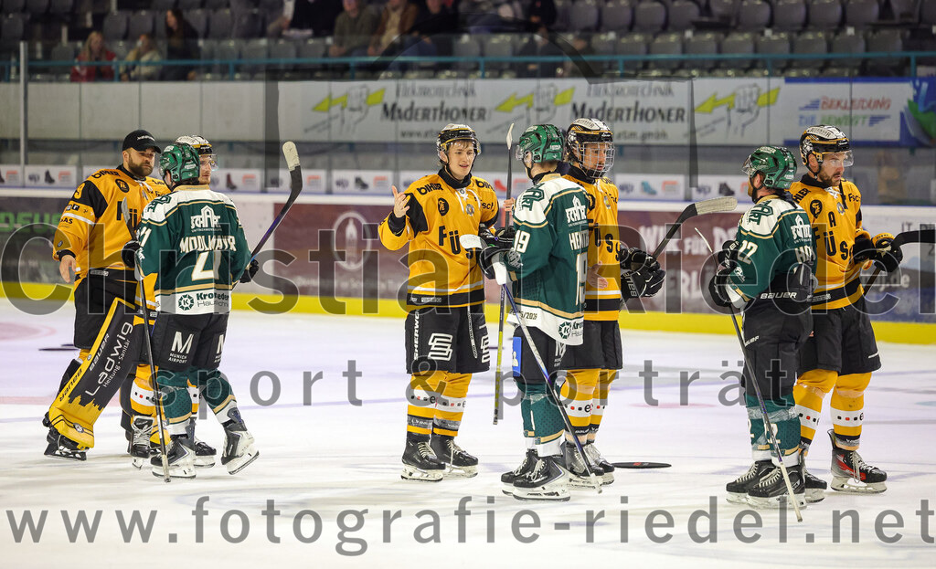 2025-08-22_165_TSV_Erding_gegen_EV_Fuessen | Erding, Deutschland, 22.08.2025:Eishockey, Oberliga Süd 2025 / 2026, Testspiel, TSV Erding gegen EV Füssen, Endergebnis: 1:4Torwart Timotej Pancur (EV Füssen, #30), Erik Modlmayr (Erding Gladiators, #21), Dennis Henter (Erding Gladiators, #19), Grady Hobbs (Erding Gladiators, #22)Foto: Christian Riedel / fotografie-riedel.net