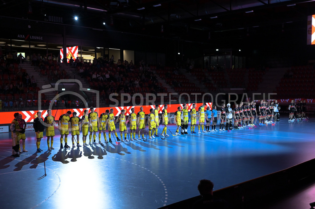 HC Rychenberg vs UHC Uster - 14. October 2022 | HC Rychenberg vs UHC Uster
AXA Arena, Winterthur
Die beiden Teams vor dem Spiel.
Bild: Sportfotografie Markus Aeschimann | www.markus-aeschimann.ch - Realisiert mit Pictrs.com