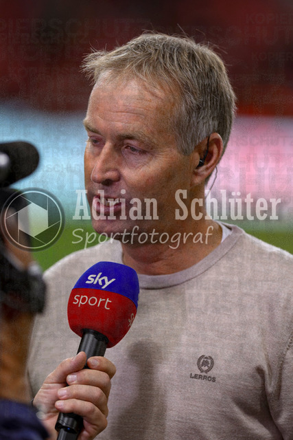 Bayer 04 Leverkusen vs Eintracht Frankfurt - Bundesliga  | Leverkusen, Deutschland, 12.09.25:   Trainer Kasper Hjulmand (Bayer 04 Leverkusen) im Interview waehrend des Spiels der Bundesliga zwischen  Bayer 04 Leverkusen vs Eintracht Frankfurt in der BayArena(Foto von Brauer-Fotoagentur / Adrian Schlueter)