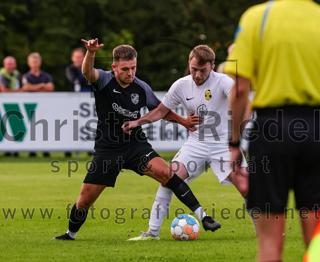 2023-08-08_070_FC_Moosinning_gegen_FC_Langengeisling | Moosinning, Deutschland, 08.08.2023:
Fußball, Bezirksliga Oberbayern Ost 2023 / 2024, 3. Spieltag, FC Moosinning gegen FC Langengeisling, Endergebnis: 0:4

David Riederle (FC Langengeisling, #21), Mats Behrens (FC Moosinning, #16)

Foto: Christian Riedel / fotografie-riedel.net