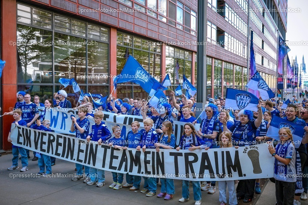 xSSCx18042601096 | 18.04.2026, xsscx, Handball, DHB-Pokal Lidl Final4, Saison 2025 / 2026 Herren, Lanxess Arena, Köln: Fans beim Fanmarsch des TBV Lemgo-Lippe auf dem Weg zur Lanxess Arena Photo: xSandraxScherningxPressefotoKochx