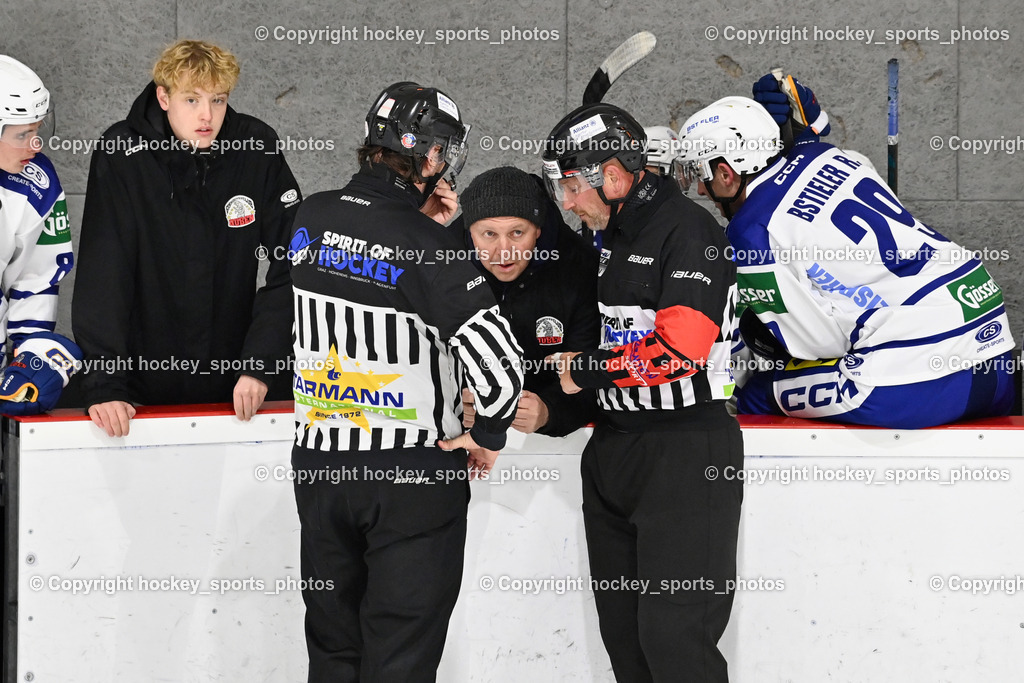 ESV Ferlach vs. UECR Eisbären Huben | Eicher Herbert Referee, LEITL Michael Referee, Headcoach UECR EISBÄREN HUBEN Trojer Silvio, ESV Ferlach vs. UECR Eisbären Huben, ESV Ferlach vs. UECR Eisbären Huben am 31.10.2025 in Ferlach (HTC Eishalle Ferlach), Austria, (Photo by Bernd Stefan)