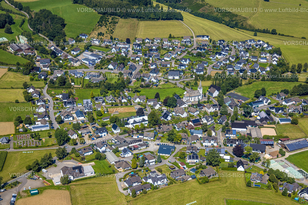 Olpe250810547 | Luftbild, Wohngebiet Ortsansicht Ortsteil Iseringhausen mit St. Antonius Einsiedler Kirche, Iseringhausen, Drolshagen, Sauerland, Nordrhein-Westfalen, Deutschland