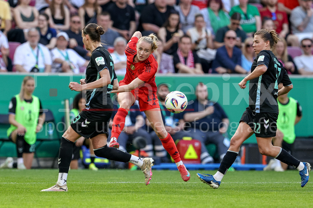 Fussball, DFB-Pokal Finale Frauen, FC Bayern München - SV Werder Bremen | v.li.: Hanna Nemeth (SV Werder Bremen, 23), Lea Schüller (FC Bayern München, 11) am Ball, und Rieke Dieckmann (SV Werder Bremen, 22), Aktion, Action, Spielszene, DIE DFB-RICHTLINIEN UNTERSAGEN JEGLICHE NUTZUNG VON FOTOS ALS SEQUENZBILDER UND/ODER VIDEOÄHNLICHE FOTOSTRECKEN. DFB REGULATIONS PROHIBIT ANY USE OF PHOTOGRAPHS AS IMAGE SEQUENCES AND/OR QUASI-VIDEO.
