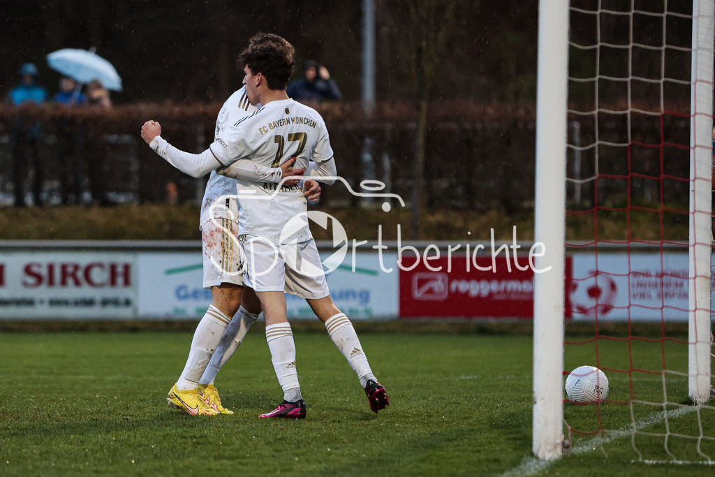 SV Heimstetten - FC Bayern Amateure | Die Bayern freuen sich nach dem Treffer zum 1-1 durch Younes AITAMER (FCB #17) / Timo KERN (FCB #10)