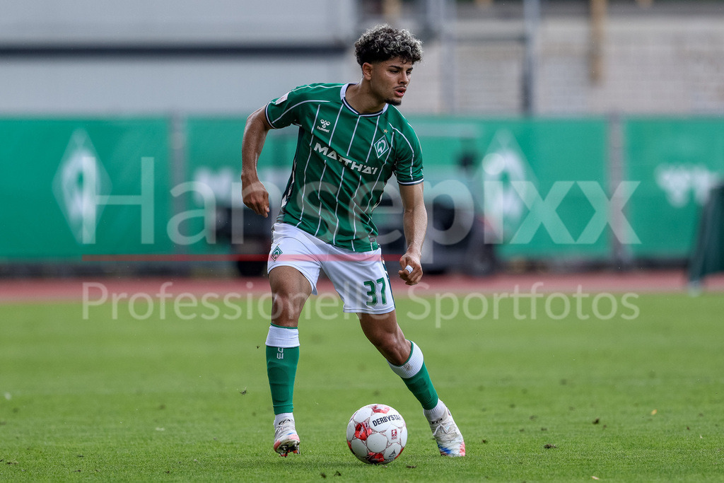 Fussball, Regionalliga Nord, SV Werder Bremen II - SC Weiche Flensburg | Benjamin Atiabou (SV Werder Bremen II, 37) am Ball, Freisteller, Einzelbild, Ganzkörper, Aktion, Action, Spielszene