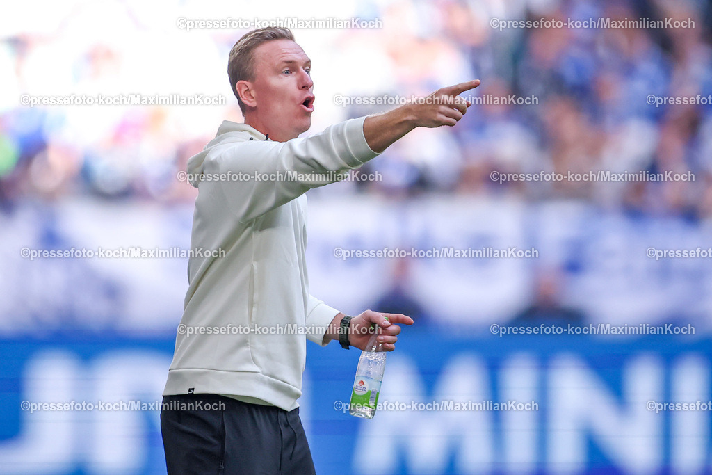 Schalke26102402210 | 26.10.2024, Fußball, FC Schalke 04 - SpVgg Greuther Fürth, 2. Fußball Bundesliga, Veltins-Arena Gelsenkirchen, Saison 2024 2025: Interimstrainer Leonhard Haas (Trainer Greuther Fürth) steht gestikulierend am SpielfeldrandDFB regulations prohibit any use of photographs as image sequences and or quasi-video.