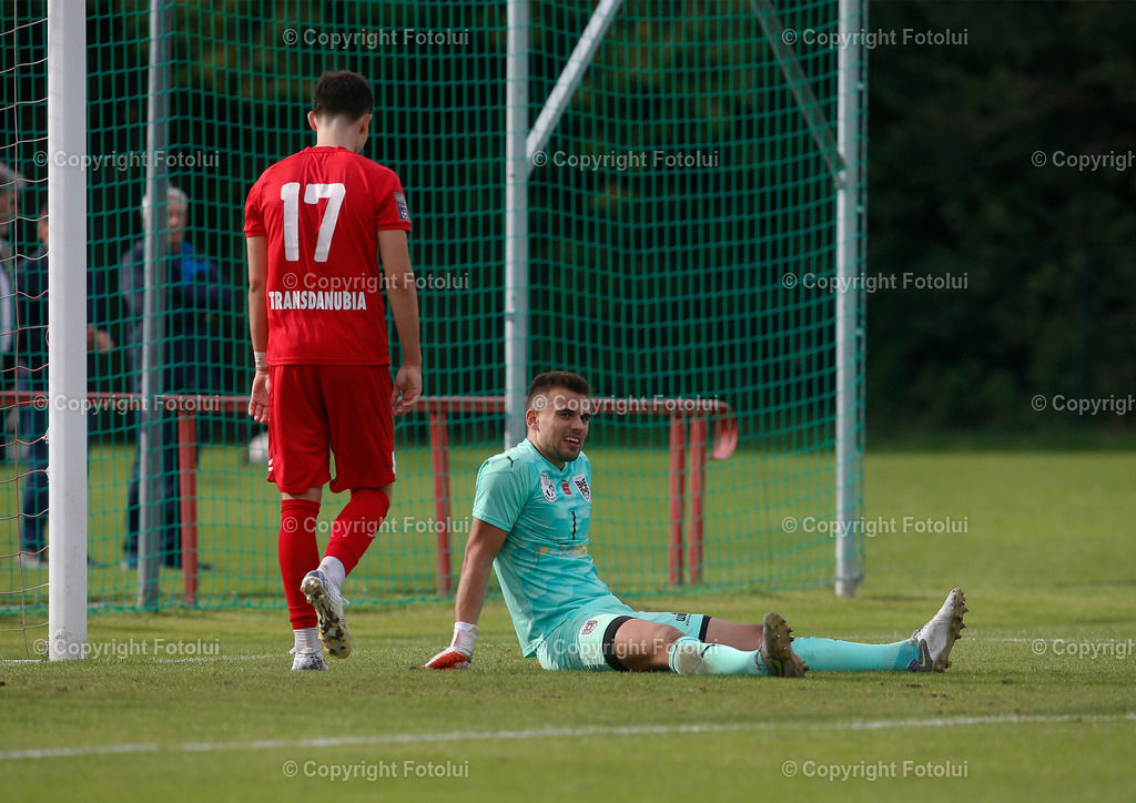 A_LUI_230923_41 | SPORT,FUSSBALL,LT1 OOELIGA ASKOE OEDT-SV ZEBAU BAD ISCHL 29.09.2023 IM BID: DINO KOVACEVIC (OEDT) UND DER GESCHLAGENE TOTHUETER ALEXANDER MAIR  (BAD ISCHL)FOTO:FOTOLUI