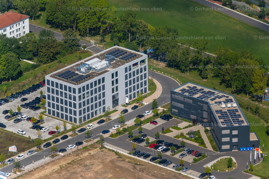4050636 | WüRZBURG 01.09.2021 Bürogebäude des Verwaltungs- und Geschäftshauses an der John-Skilton-Straße im Ortsteil Hubland in Würzburg im Bundesland Bayern, Deutschland. Weiterführende Informationen bei: Bechtle AG,  Flexus AG,  Popp Skyline Hill GbR. // Office building on John-Skilton-Strasse in the district Hubland in Wuerzburg in the state Bavaria, Germany. Further information at: Bechtle AG,  Flexus AG,  Popp Skyline Hill GbR. Foto: Gerhard Launer