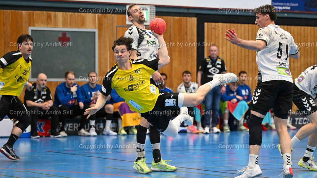 TSV Altenholz vs EHV Aue | Der 10-fache Torschütze Julius Schneider (TSVA #4 erhält hier einen 7m) vs Kevin Roch (Aue #6) &amp; Torben Lange (Aue #51) / Handball 3. Liga Nord-Ost Männer 2025/2026 / TSV Altenholz vs EHV Aue / Edgar-Meschkat-Halle / Altenholz / 18.04.26 - Realisiert mit Pictrs.com