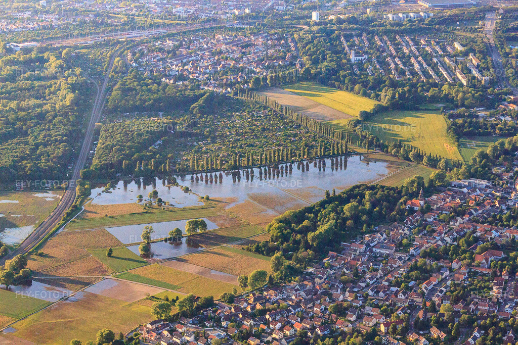Luftbild: vom Albhochwasser überschwemmte Salmenwiesen vor der Anlage der Kleingartenverein Weiherfeld e. V. im Ortsteil Rüppurr in Karlsruhe im Bundesland Baden-Württemberg in Deutschland. Foto: IMG_57409.jpg vom 06.06.2013 durch Werner Riehm/FLY-FOTO.deAuflösung des Originals: 4752 x 3168 pxKGV Karlsruhe-Weiherfeld