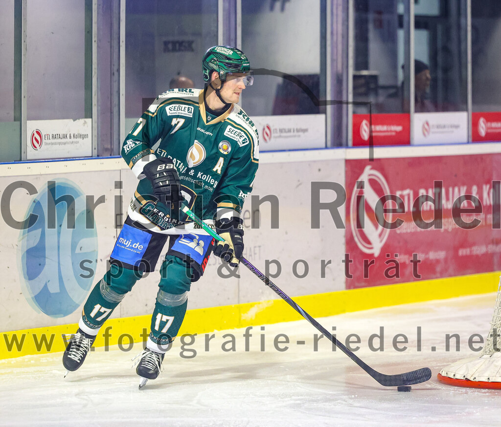 2025-11-25_026_TSV_Erding_gegen_EHF_Passau_Black_Hawks | Erding, Deutschland, 25.11.2025:Eishockey, Oberliga Süd 2025 / 2026, 20. Spieltag, TSV Erding gegen EHF Passau Black Hawks, Endergebnis: 2:3 n.V.Elia Ostwald (Erding Gladiators, #17)Foto: Christian Riedel / fotografie-riedel.net